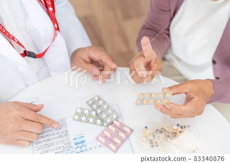 Listening to the doctor about the medicine 83340876