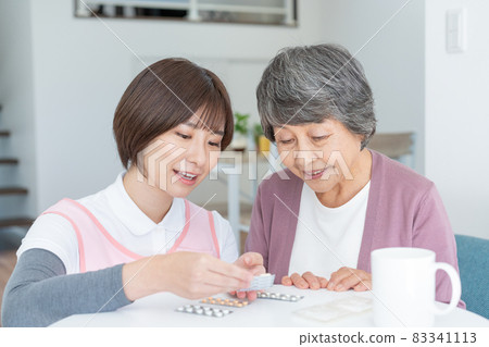 家訪醫療：有看護人的老婦講解藥 83341113