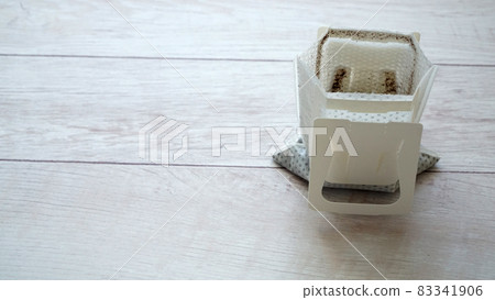 放置在地板上的一次性紙過濾杯 放置在地板上的一次性紙過濾杯 83341906