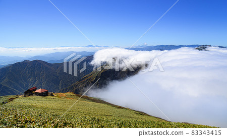 秋天的谷川山脈和瀑布雲 83343415