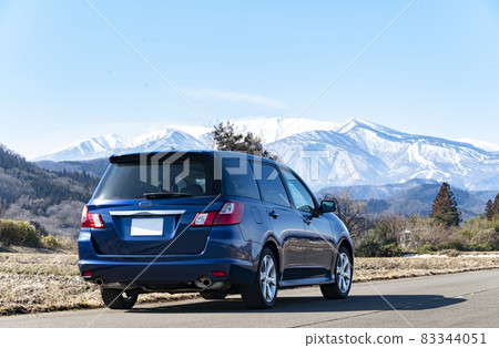 汽車和冬天山 83344051