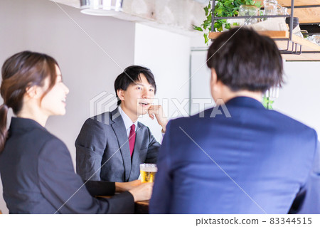 舉行酒會的男性和女性商人 83344515