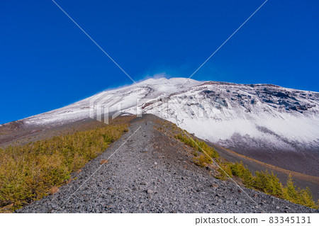 (Shizuoka Prefecture) Mt. Fuji, Hoei crater, autumn leaves of larch and snow-covered mountain peak (Shizuoka Prefecture) Mt. Fuji, Hoei crater, autumn leaves of larch and snow-covered mountain peak 83345131