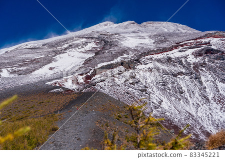 （靜岡縣）富士山、寶榮火山口、落葉松紅葉、白雪皚皚的山峰 83345221