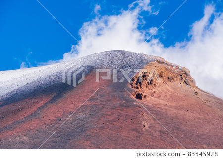 (Shizuoka Prefecture) Mt. Fuji, covered with snow on Mt. Hoei (Shizuoka Prefecture) Mt. Fuji, covered with snow on Mt. Hoei 83345928