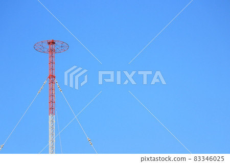 陽光明媚的日子裡的無線電發射塔 83346025