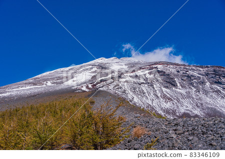 （靜岡縣）富士山會永第一和第二火山口和白雪覆蓋的山頂 83346109