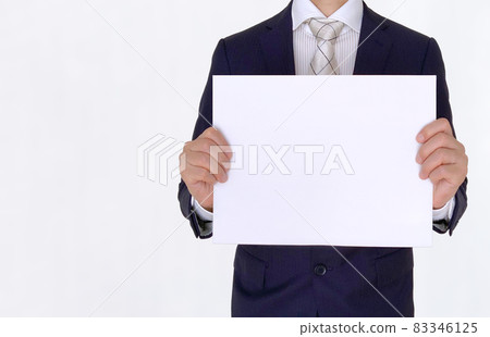 一個商人用雙手拿著一個留言板 83346125