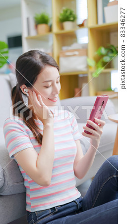 woman use wireless earbuds 83346277