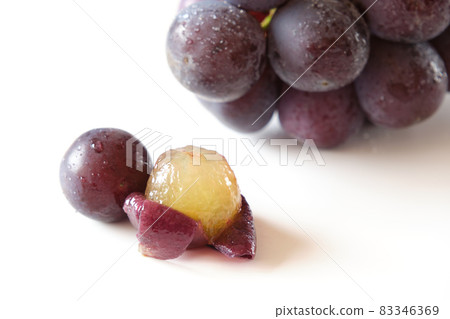 白色背景上的先鋒 (葡萄) 白色背景上的先鋒 (葡萄) 83346369