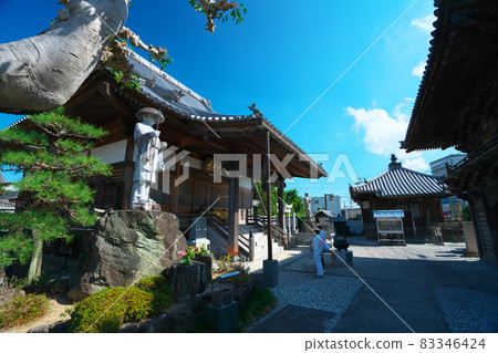 [Shikoku 88 Temples] No. 16 Main Hall of Awa Kannonji Temple and Pilgrims, Tokushima City, Tokushima Prefecture 83346424