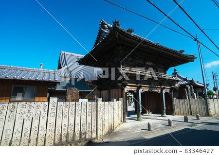 [四國88寺] 德島縣德島市德島市16號阿波觀音寺門和秋天的藍天 83346427