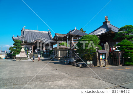 [Shikoku 88 temples] No. 17 Ido-ji Temple precincts and blue sky in autumn Tokushima City, Tokushima Prefecture 83346432