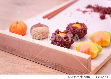 At an autumn Japanese sweets experience class in Kyoto 83346441