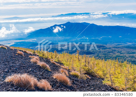 (Shizuoka Prefecture) View the lower world (Ashitaka Mountains, Izu Peninsula, Izu Oshima) from the edge of Mt. Fuji and Hoei crater 83346580