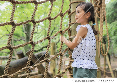 玩鋼索的小學生（6歲） 83346772