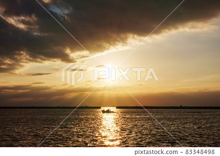一艘重疊夕陽海的船 一艘重疊夕陽海的船 83348498