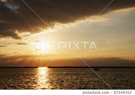 秋天的夜景和船 秋天的夜景和船 83348502