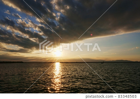 秋天的夜景和船 秋天的夜景和船 83348503