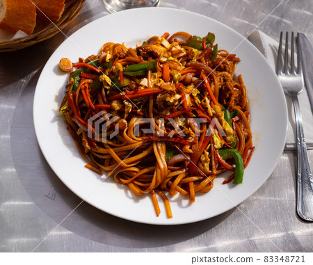 Stir fried noodles soba with vegetables, chicken and omelette 83348721