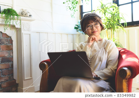 A young lady who operates a personal computer 83349982