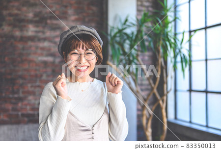 精力充沛的女士 83350013