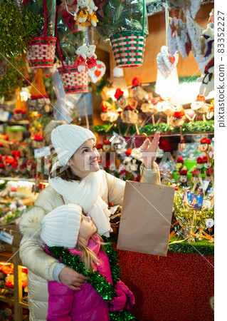 Ordinary mother with small daughter in Christmas market 83352227