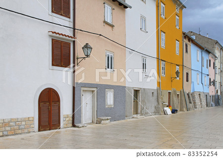 Cres houses 83352254