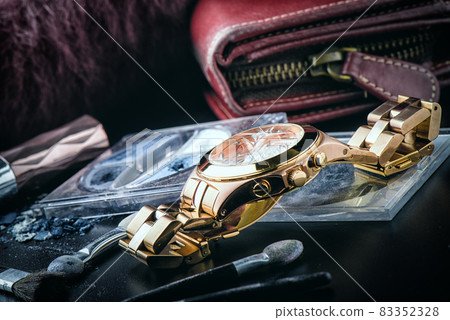 women wrist watch with cracked glass women wrist watch with cracked glass 83352328