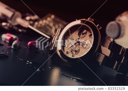 women wrist watch with cracked glass women wrist watch with cracked glass 83352329