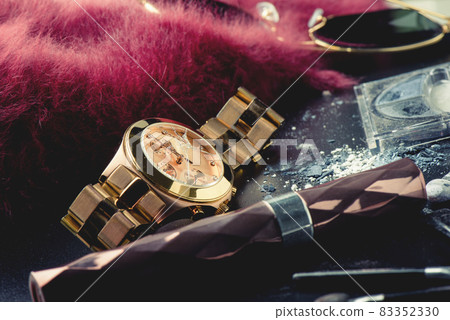 women wrist watch with cracked glass women wrist watch with cracked glass 83352330