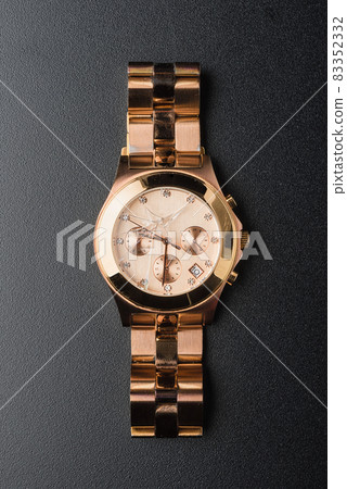 women wrist watch with cracked glass 83352332