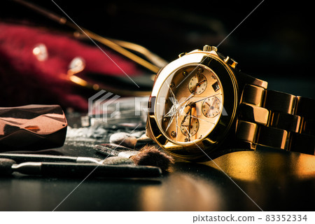 women wrist watch with cracked glass 83352334