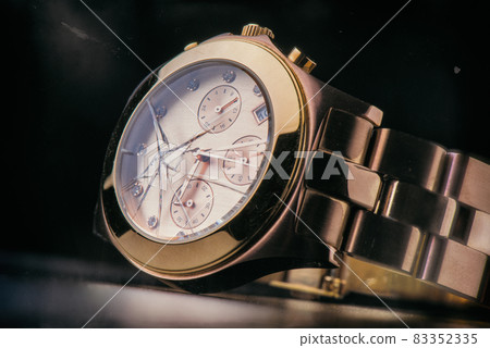 women wrist watch with cracked glass 83352335