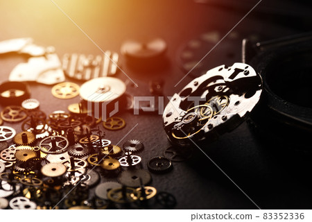 many parts of mechanical wristwatch 83352336