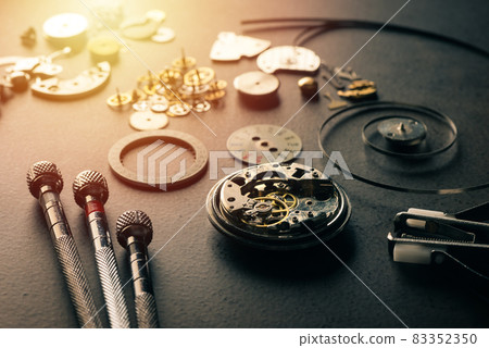 many parts of mechanical wristwatch 83352350