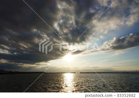Autumn sunset / sunset that began to shine Autumn sunset / sunset that began to shine 83352682