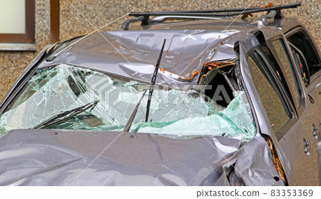 Roll over SUV 83353369