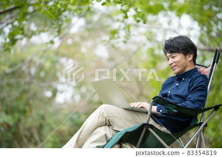 Middle man working freely in the green 83354819