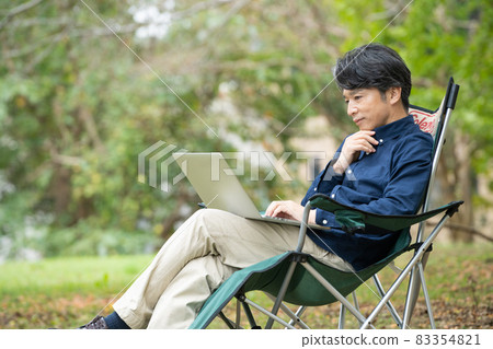 Middle man working freely in the green 83354821