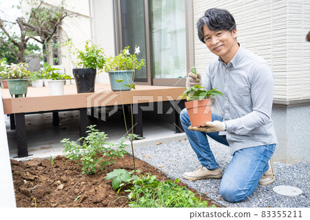 中間人在他的花園裡園藝 中間人在他的花園裡園藝 83355211