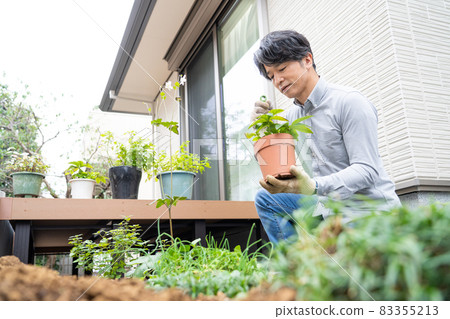 中間人在他的花園裡園藝 83355213