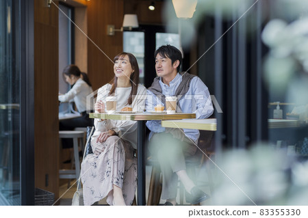 Middle-aged couple spending time in a cafe 83355330