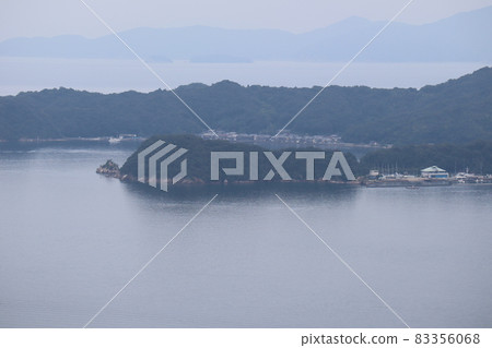 The sea, the hazy fishing port, the town, the peninsula, and the peninsula, the island, and the sea that you can see vaguely beyond 83356068