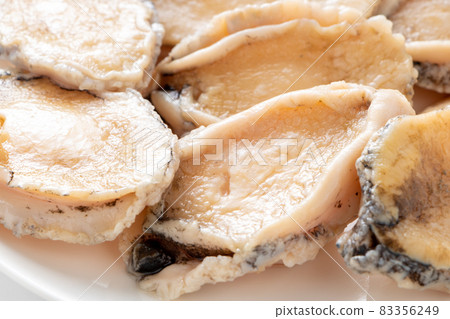 鮑魚(國產蝦夷鮑魚) 去皮。 鮑魚(國產蝦夷鮑魚) 去皮。 83356249