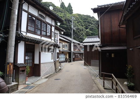 Mountain scenery of trees in a narrow alley between Japanese houses 83356469