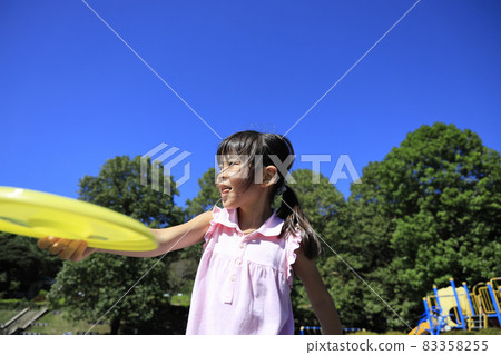 小學生玩飛盤（6歲） 83358255