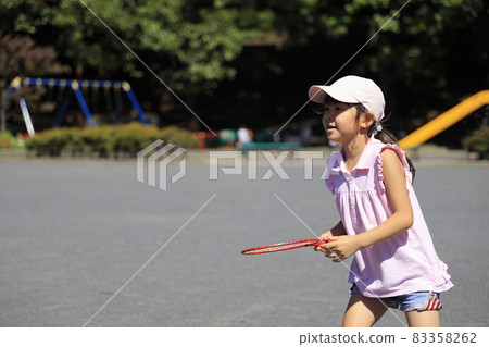 Elementary school girl playing badminton (6 years old) 83358262