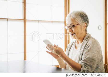 Elderly women using smartphones (app) 83358312
