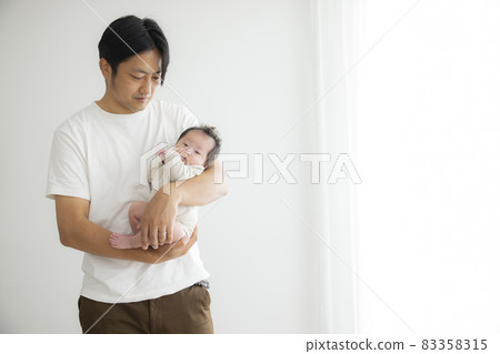 2 個月大的嬰兒家庭在戶外 83358315